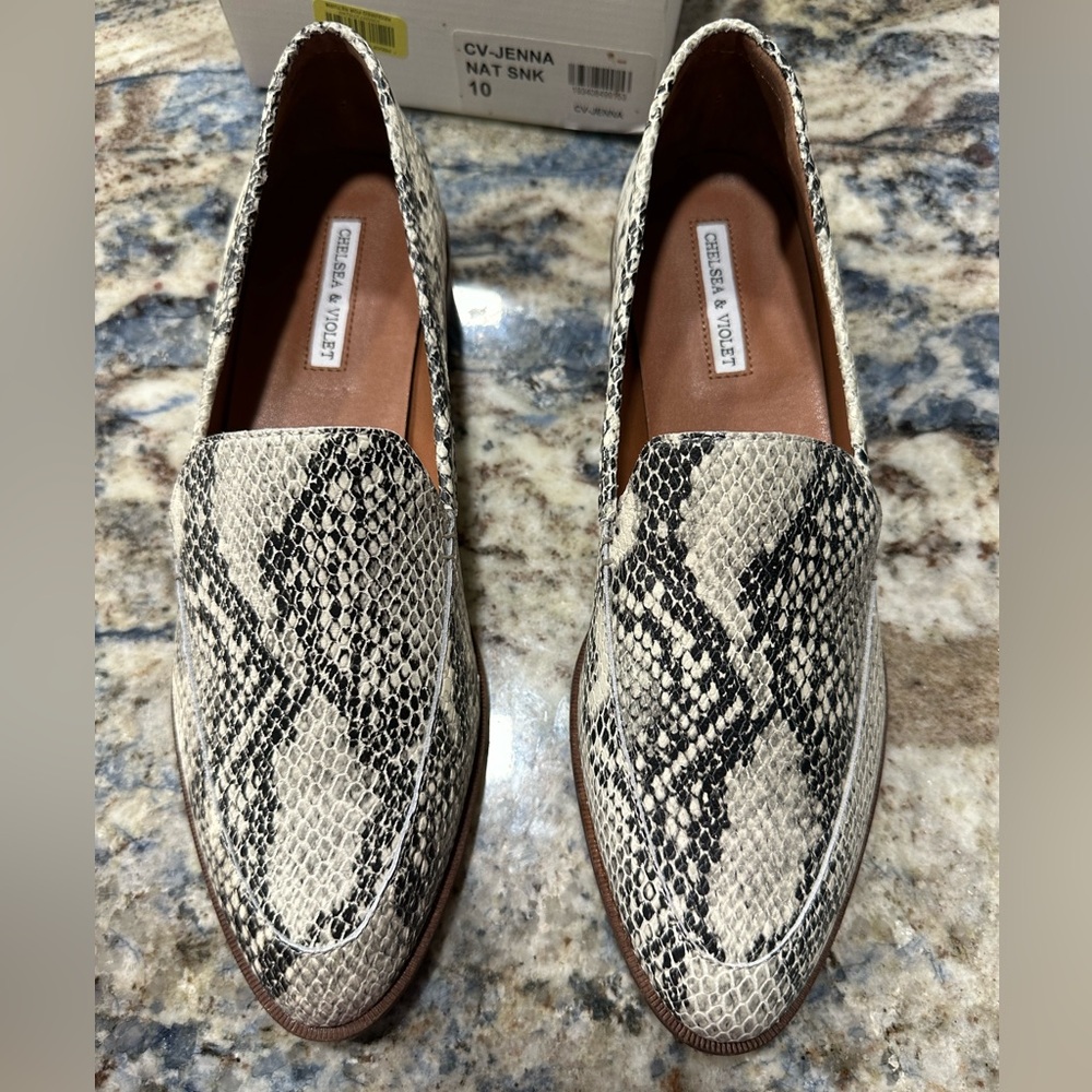NWT Chelsea & Violet snake pattern shoes